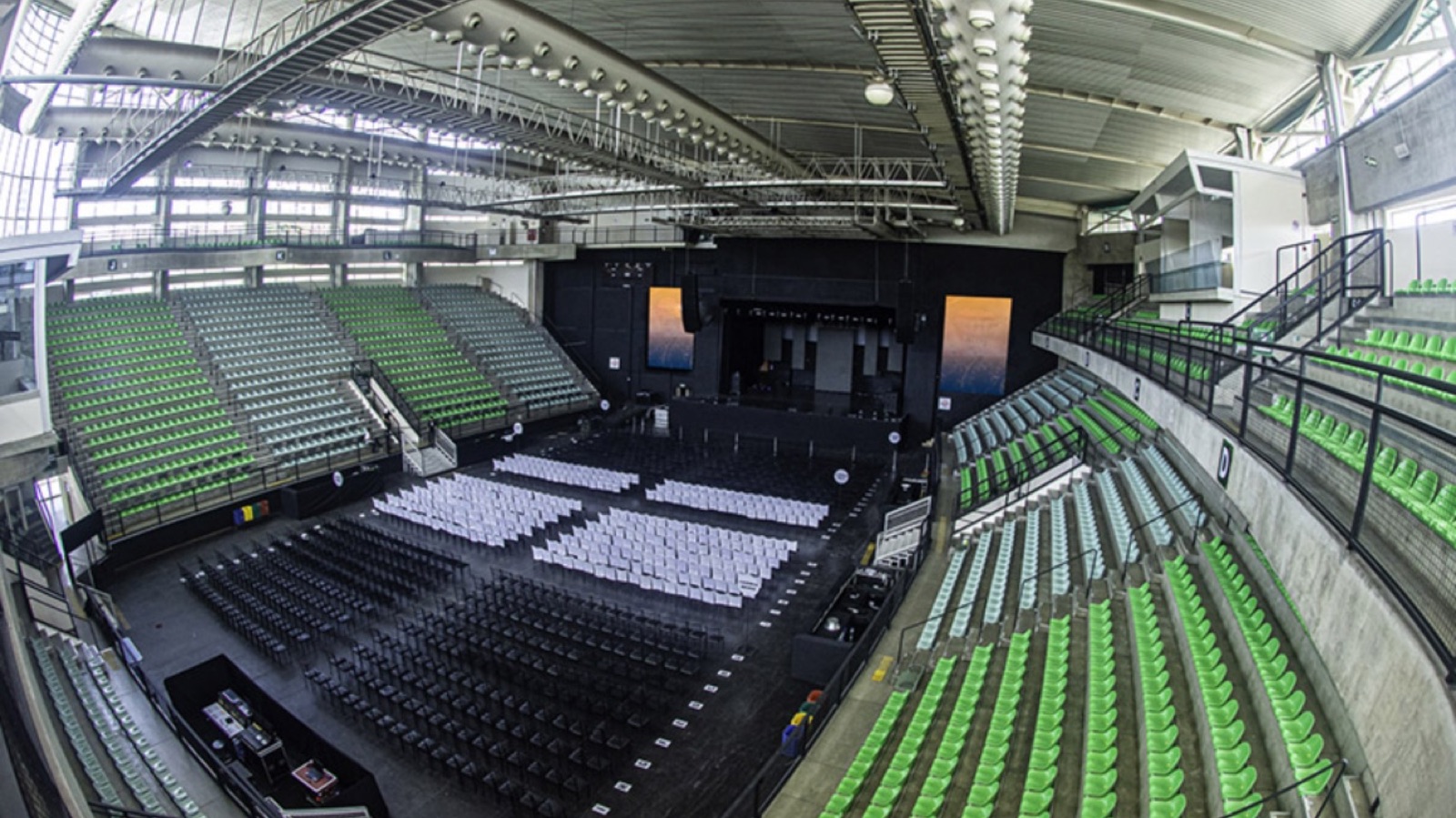 Vista do palco e arquibancadas do Arena Hall